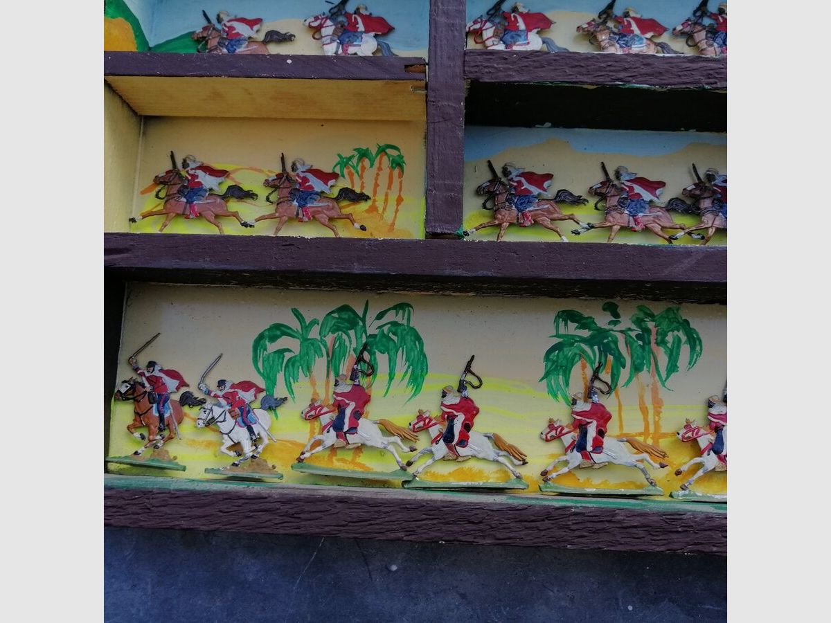 Beautiful series of tin plates themed around Spahis / 2 officers Charge scene in a palm grove – TBE, image 8 of 9