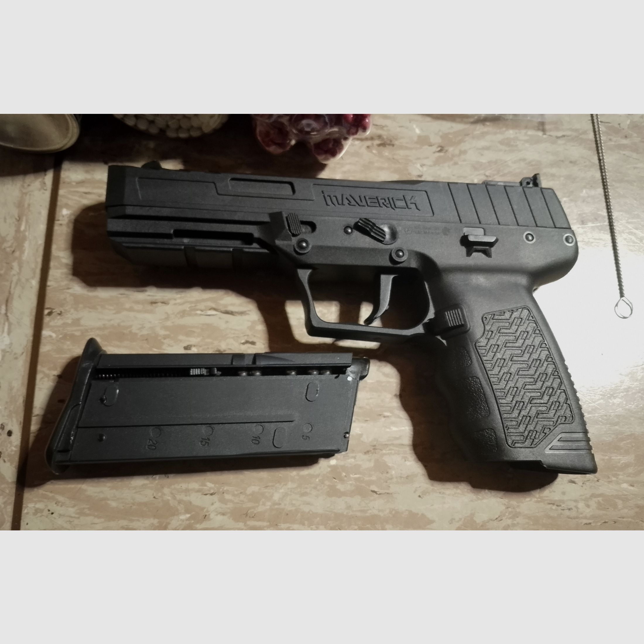 Kli Maverick GBB Gas Blow Back Airsoft Pistole mit Zubehör Greengas + Stahl + 0,20g H&K + ASG  BB's Set 