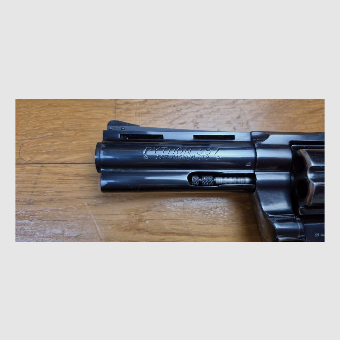 Wunderschöner Colt Python 357 Magnum – Lauf 4 Zoll – Anfängerwaffe 1973 in Spitzenfinish – Zweites Set Pachmayr-Griffe – Gebrauchte Waffe in mehr als sehr gutem Zustand – TBE+, Bild 23 von 23