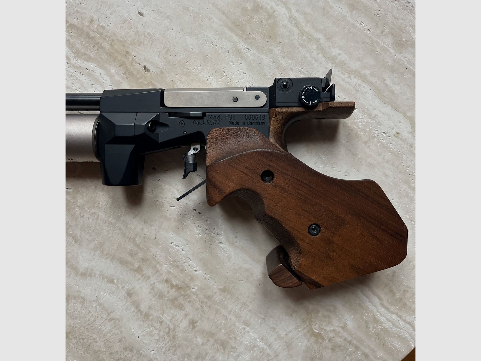 Feinwerkbau P30 pistola de aire comprimido – Estado excelente – 2 cartuchos + maletín de aluminio