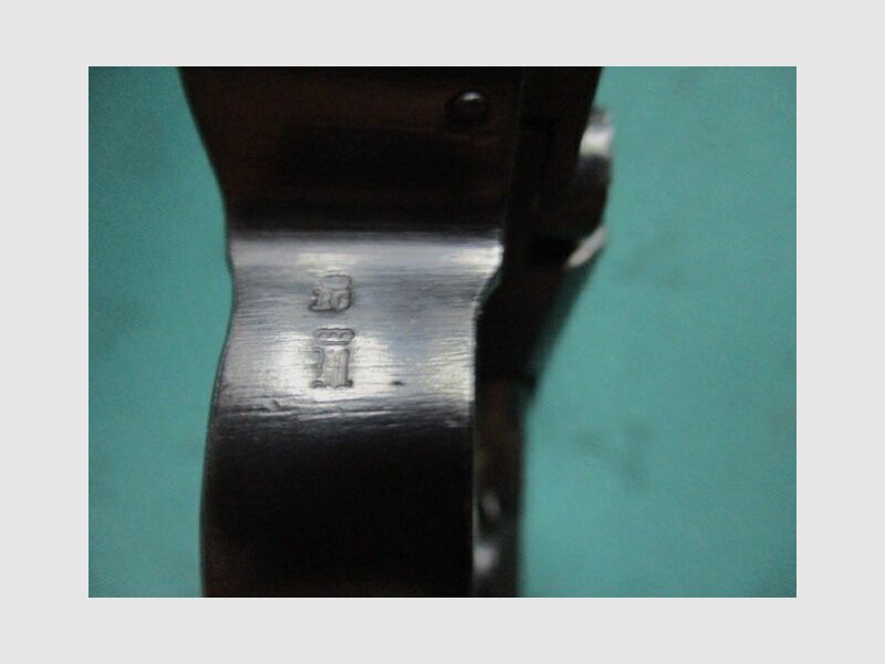 Pistool 08 van de Volkspolitie Vopo met stempel 08