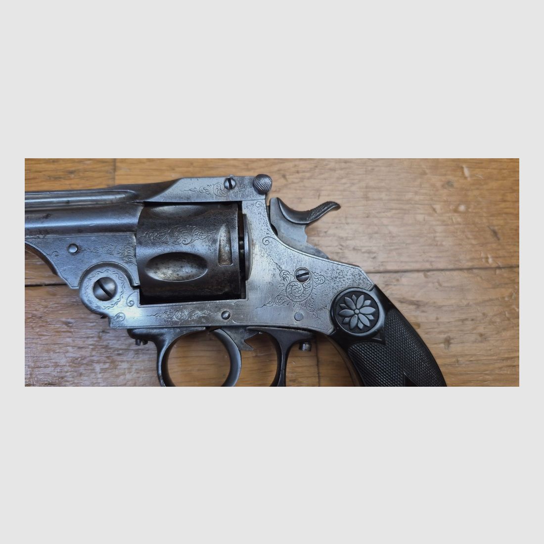 Sehr schöner Revolver im Stil von Smith&Wesson Top Break – Schöne Nachahmung eines guten belgischen Herstellers des Smith & Wesson .38 Double Action 2. oder 3. Modells – Fünf Schüsse – Kal. 380 Schwarzpulver – Waffe im Katalog von Manufrance von 1890 – Oberflächenoxidation auf schönen Gravuren – Schöne Griffschalen und schöne Präsentation – Ausgezeichnetes Einzel- und Doppel-Action-Mechanismus – Sehr gute Mechanik – Sehr guter Lauf – BE+/TBE, Bild 4 von 24