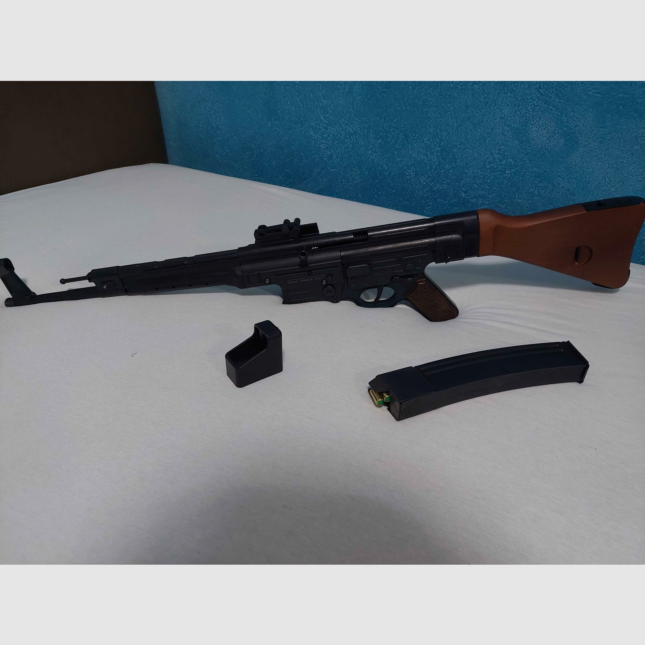 GSG StG44 9mm P.A.K. mit Magazinhilfe und Gewehrtasche.