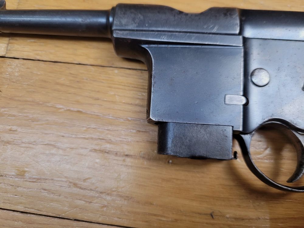 Rarissimes Pistol Charola Modell 1897 – Selbstladepistole im Kaliber 7mm Clément, auch Teuf Teuf genannt – Die seltenste Variante des Charola y Anuita – Weniger als 700 Exemplare – Abnehmbares Magazin und originale Bakelit-Griffschalen – Erste spanische Automatikpistole – Picareske Reduktion des legendären C96 – Außergewöhnliches Stück Geschichte in Kategorie D – Allgemein in sehr gutem Zustand!, Bild 6 von 22