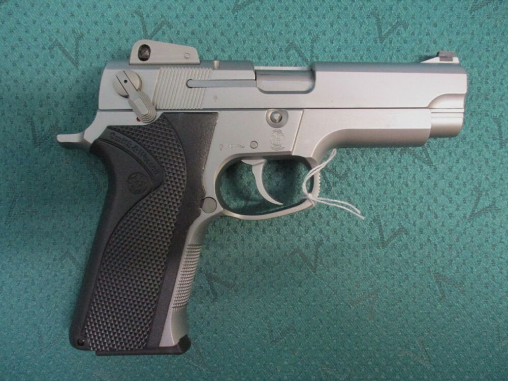 Pistolet Smith & Wesson Mod. 4006 w kalibrze .40 S&W 4006