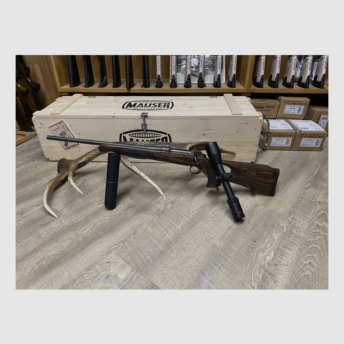 Sauer 101 GTI, links, mit Zeiss Conquest V6 2-12x50 M, mit Schiene