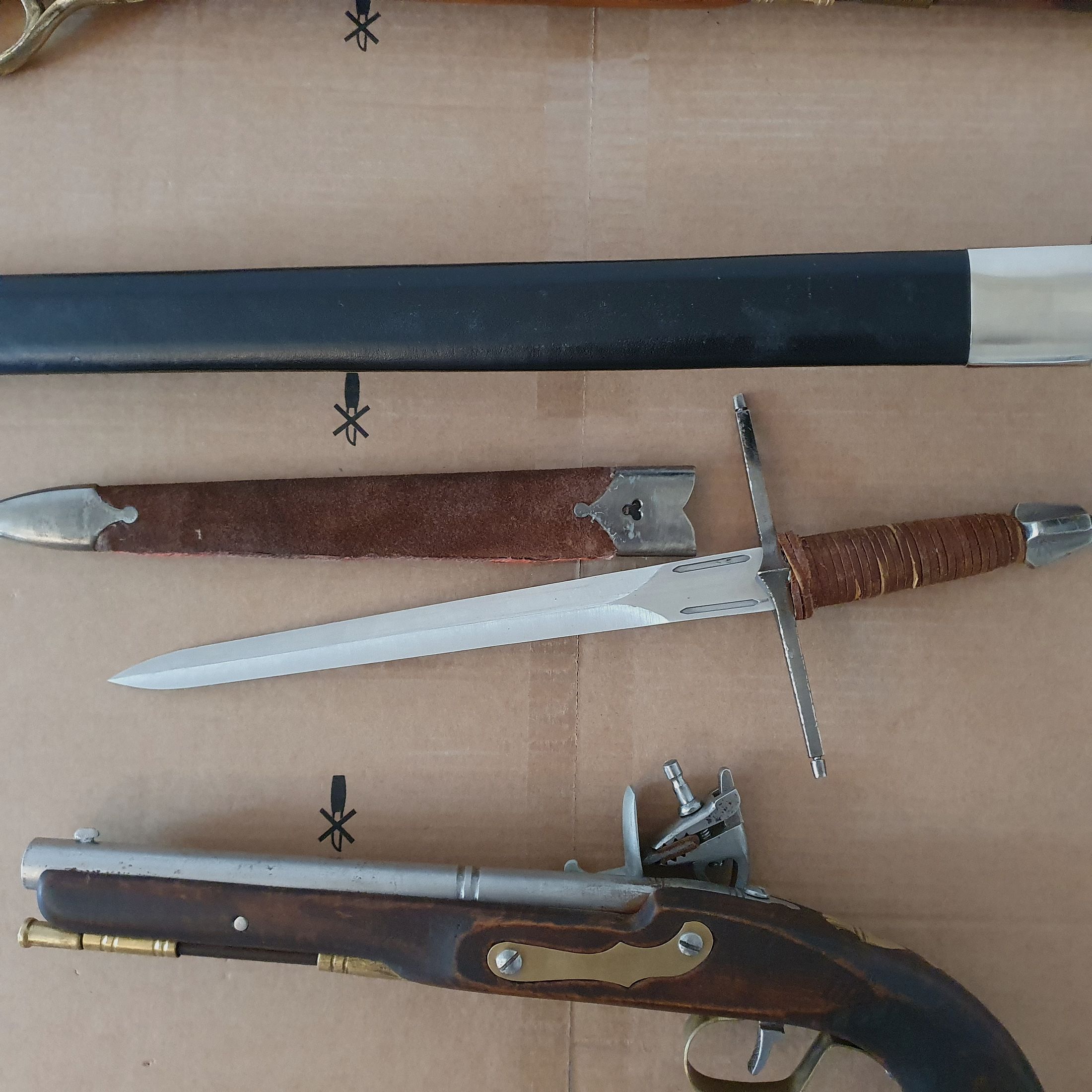 Konvolut Degen, Steinschlosspistole, Dolch, Gewehr
