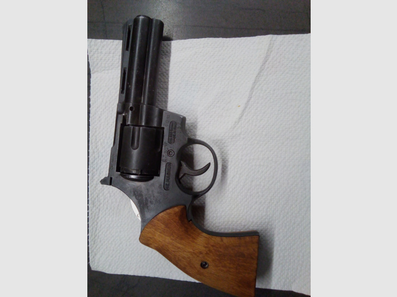 Biete einen Revolver Modell ME Magnum.9mm/380knall.Holzgrifschalen