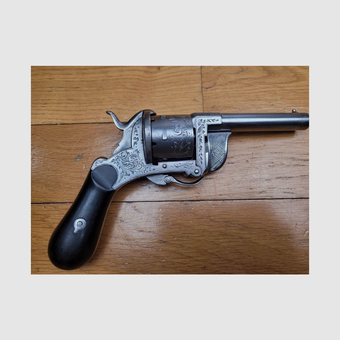 Peu courant revolver à système Eyraud – canon basculant autour d&rsquo;un axe – calibre 9mm à broche – six coups – gravures – BE/TBE, image 2 sur 17