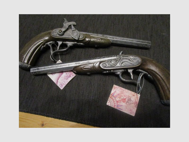 Twee decoratieve percussiepistolen