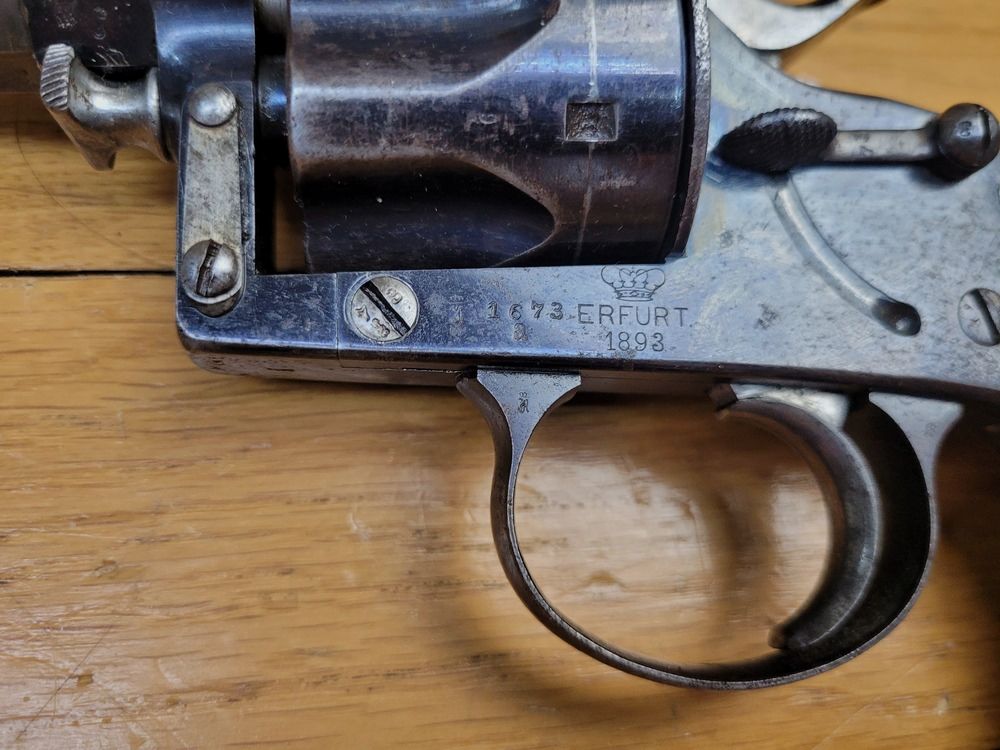 Sehr schöner Reichsrevolver 1883 – Kal. 10,4 original – Herstellung Erfurt von 1893 – Schöne reguläre Stempel – 80% seiner ursprünglichen glänzenden Brünierung – Wunderschöner Lauf und Kammern – Waffe mit einer Matrikelnummer – Seltenes originales Schneider Briegl-Futteral – TBE+, Bild 27 von 27