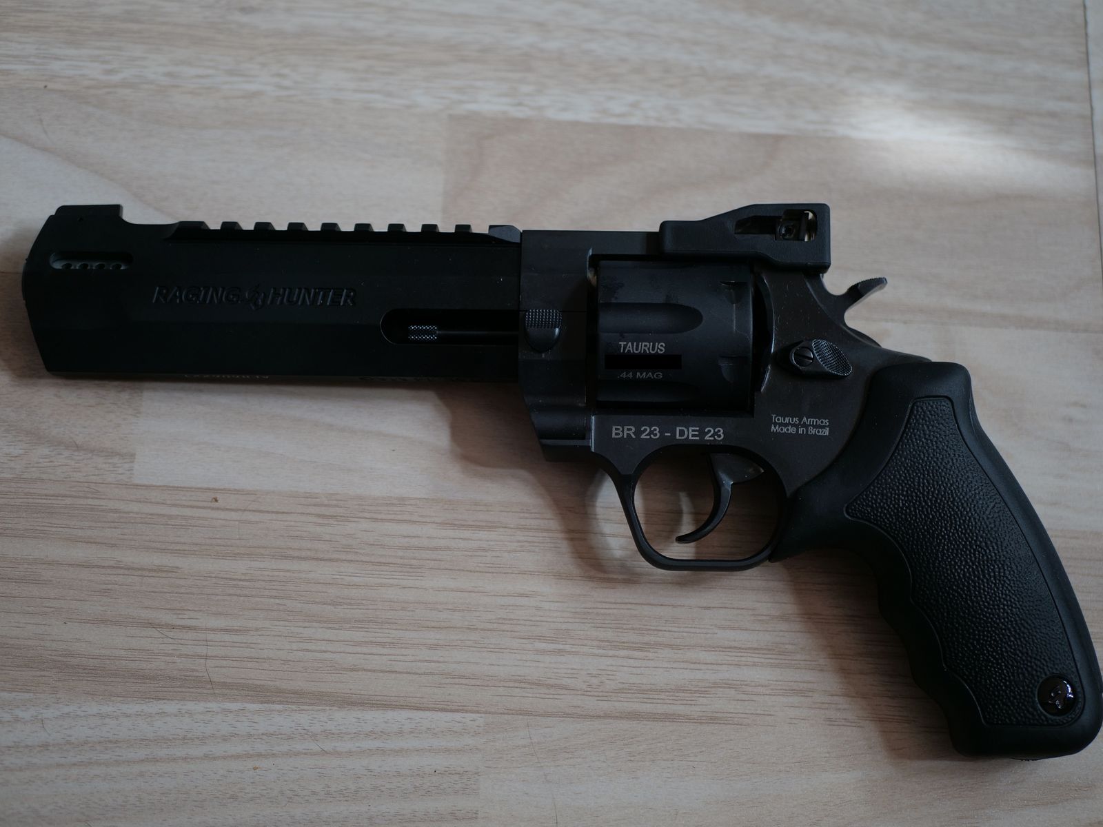 Taurus Revolver Raging Hunter – 6 3/4" caliber .44 Mag.
