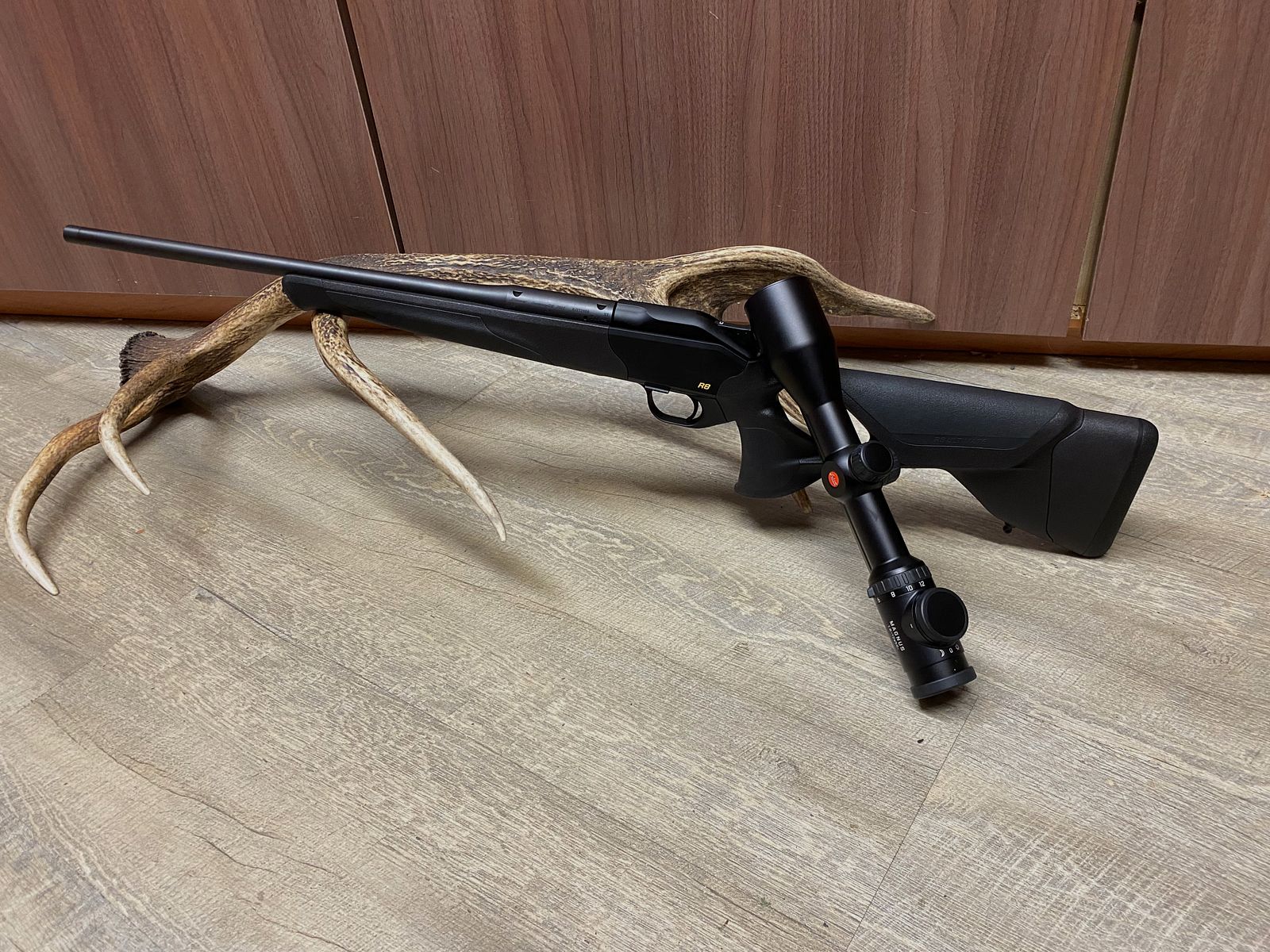 Blaser R8 Ultimate, z Leica Magnus 1,8-12x50 i