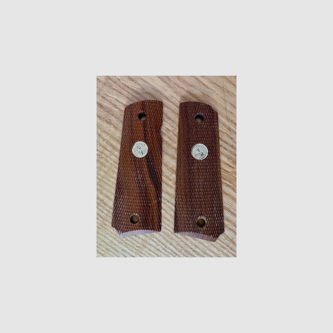 Original Colt 1911 Griffschalen aus Holz Serie 70
