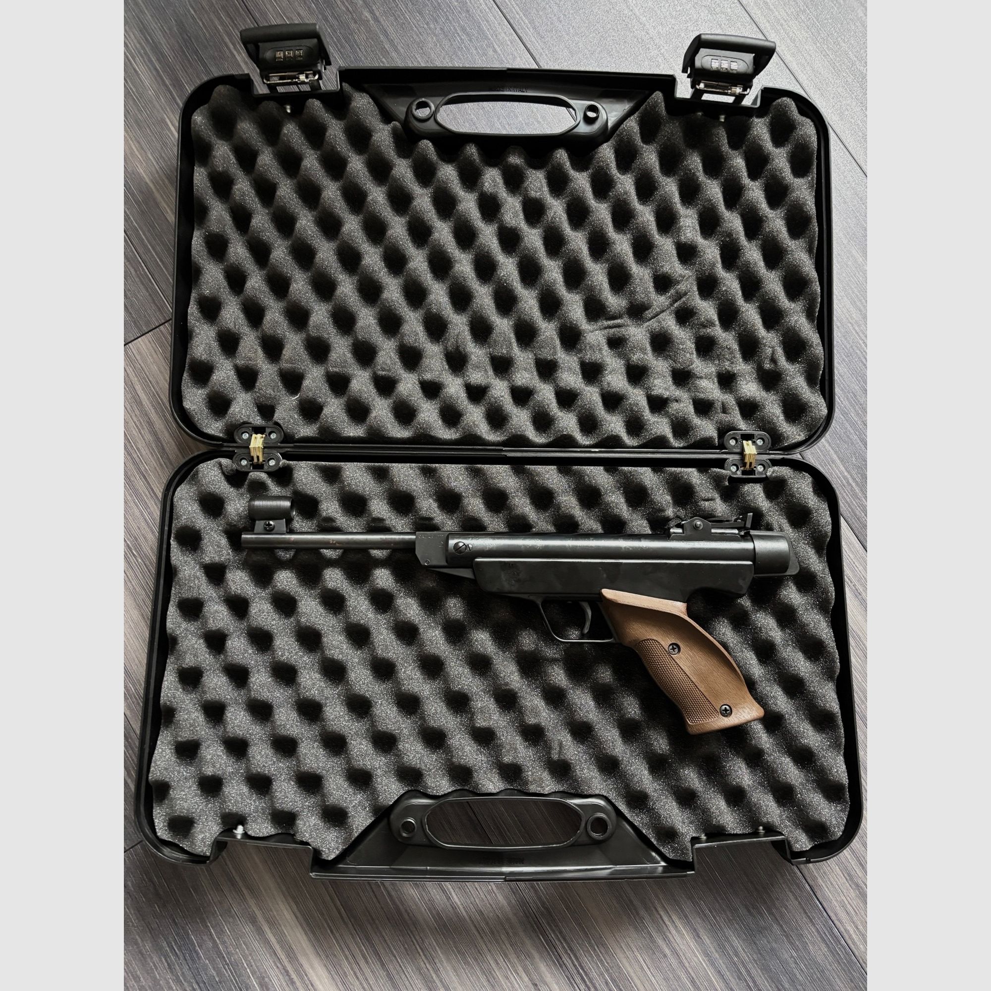 Air pistol DIANA Model 5 Cal 4.5 177 with like-new combination lock case