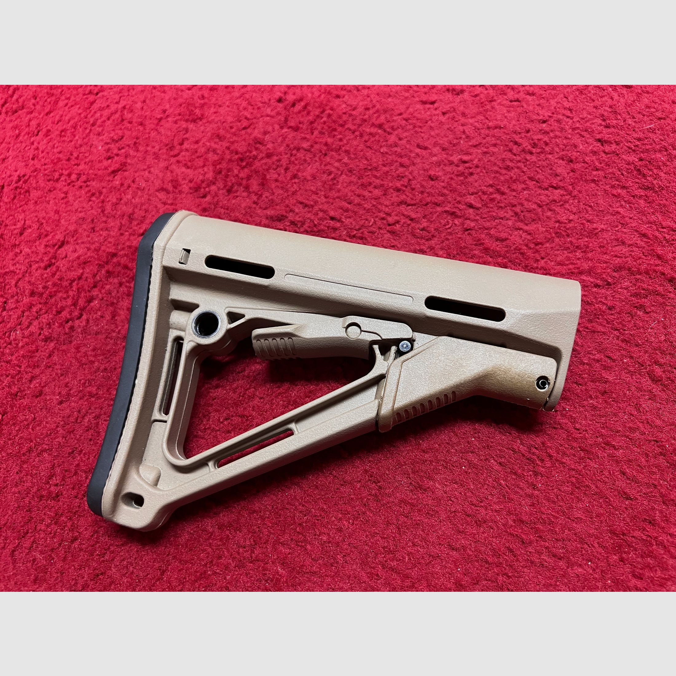 Supporto per spalla per modelli M 4 / AR 15 in Dark Earth Tipo III