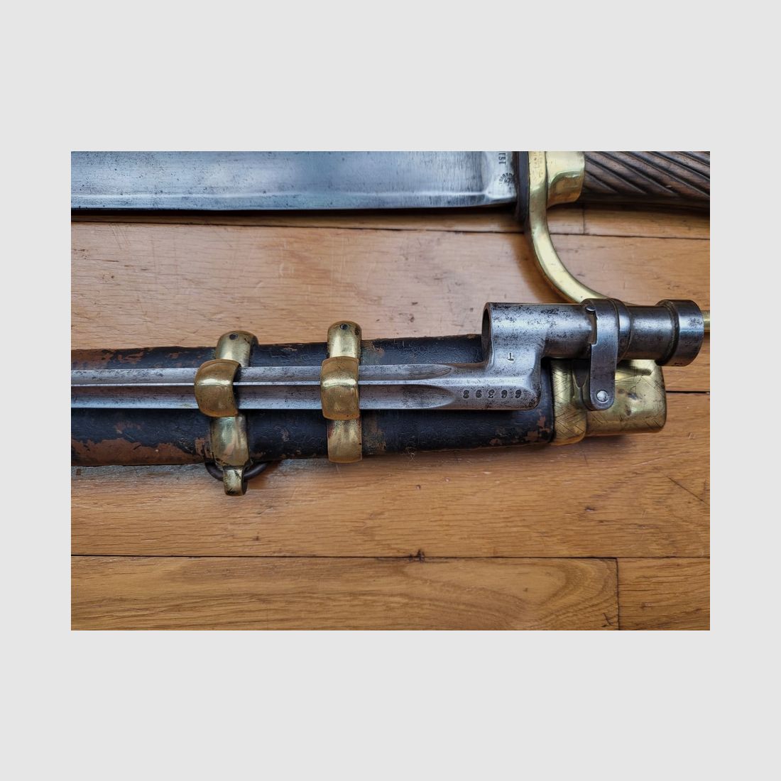 Très bon sabre russe de troupe du Modèle 1881 modifié 1891 ou 2° Type – Modèle pour Dragons – Fabrication Arsenal de Zlatoust de 1916 – Fourreau de troupe avec baïonnette 1891 tsariste incorporée – Arme devenue rare et en TBE, image 3 sur 18