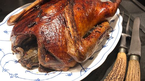 Calvados-Ente mit Apfel-Rosinen-Füllung