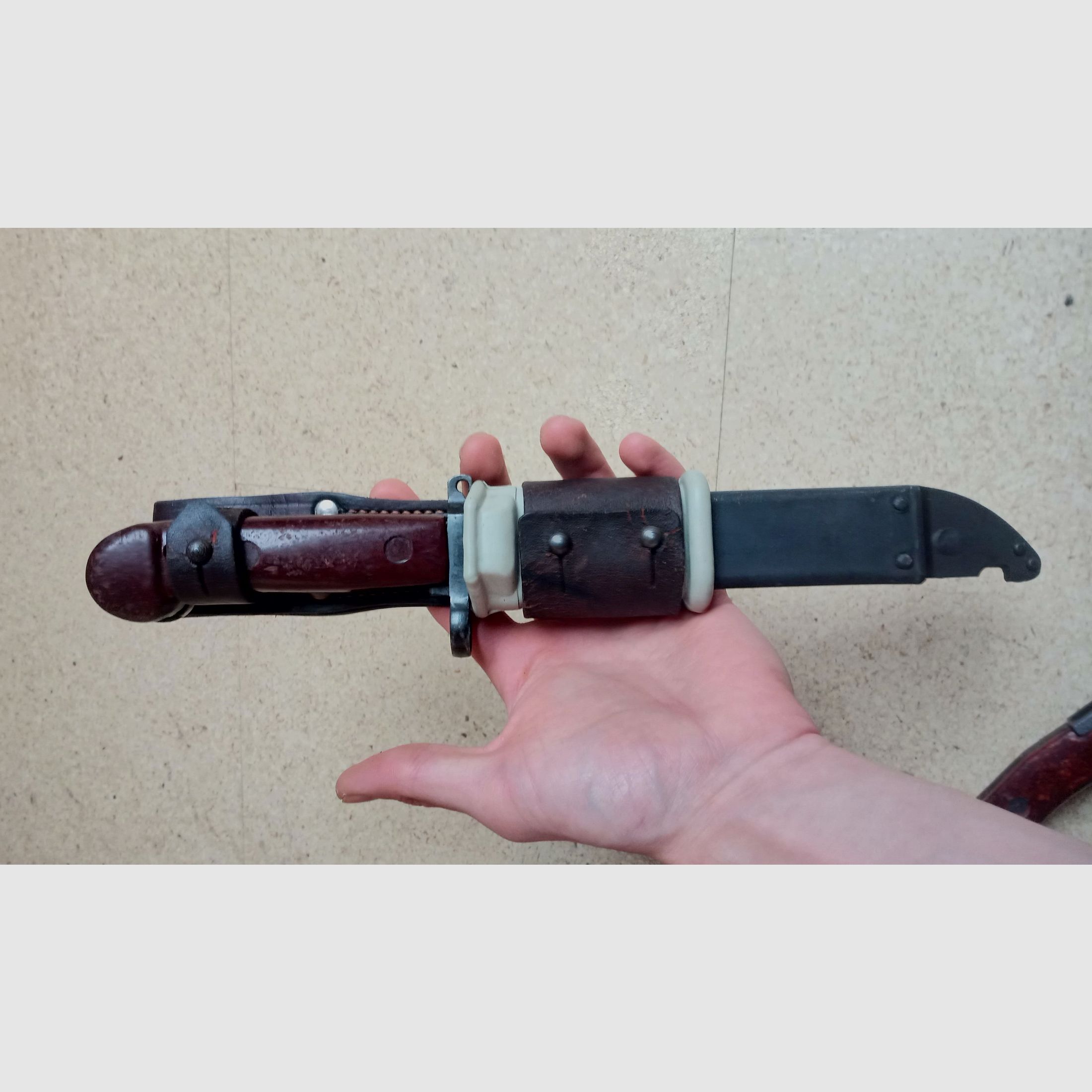 Rumänisches 6h3 (6x3) AK Bajonett komplett inkl. Gummi Isolator und Leder Frosch  // AKM Bakelit Vintage Seitengewehr