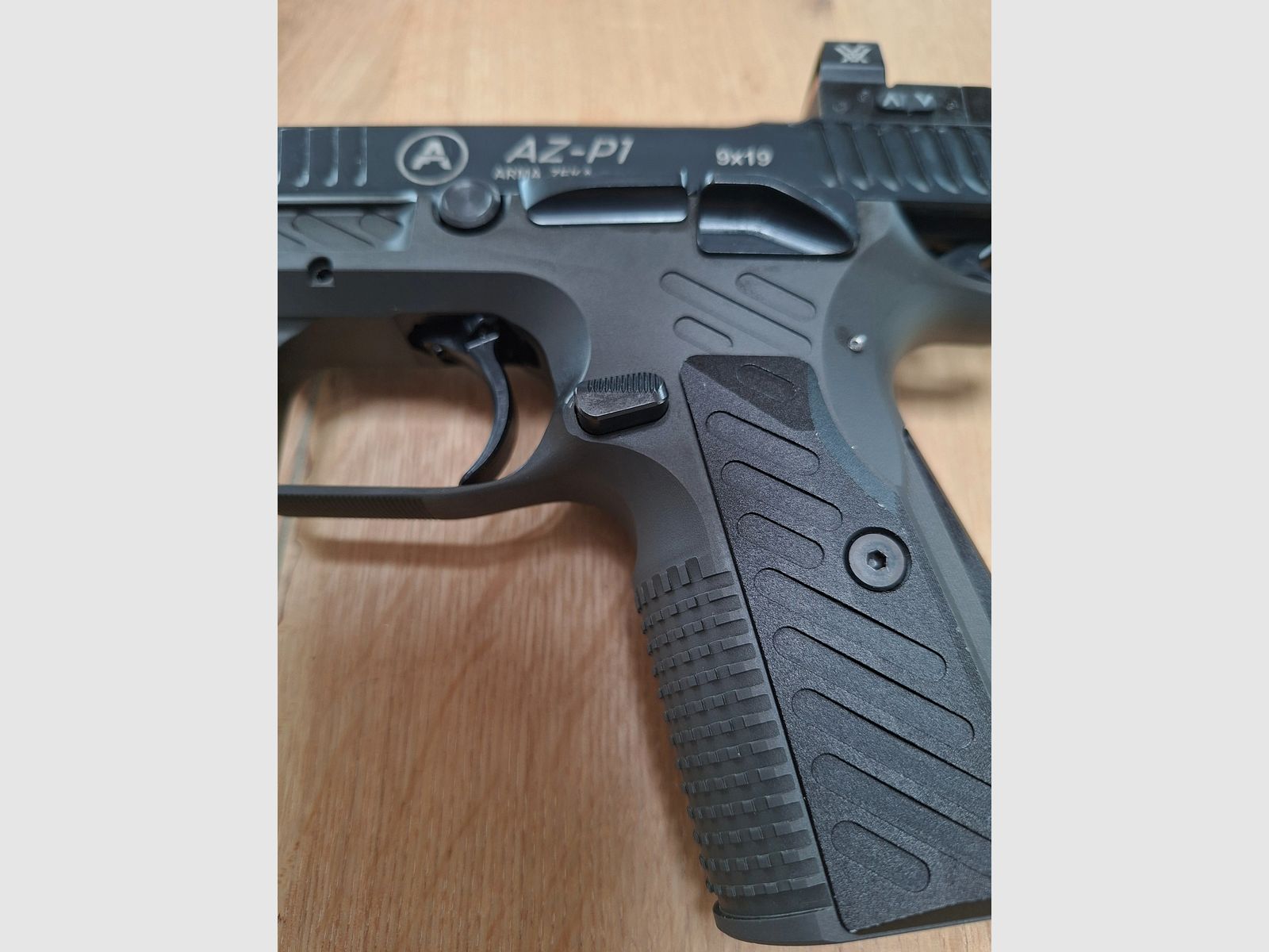 Arma Zeka Sport Optics P1 9mm mit Vortex Venom Leuchtpunkt Visier