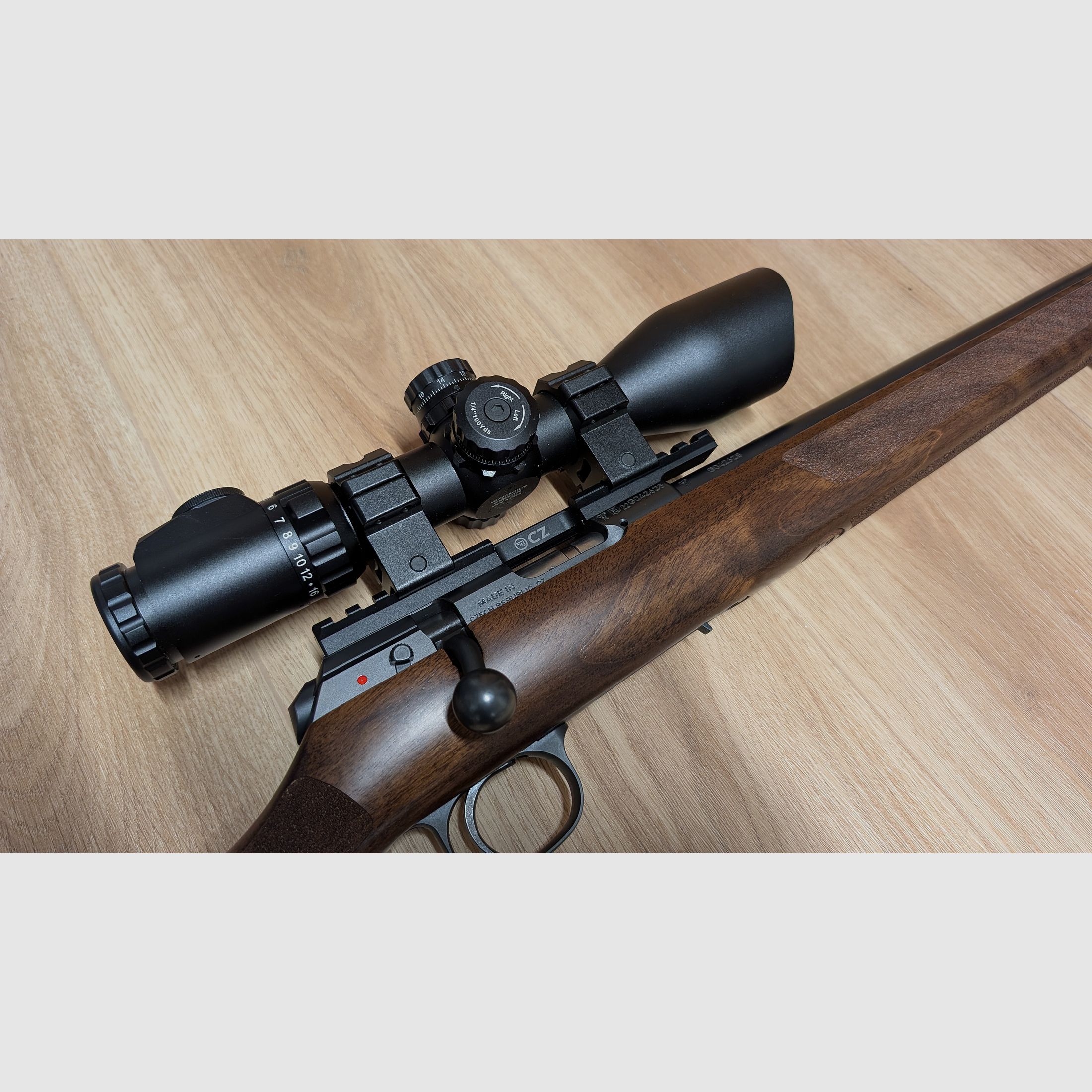 CZ 457 Varmint in .22 WMR, con UTC 4-16x44 Accushot, guida Picatinny CZ