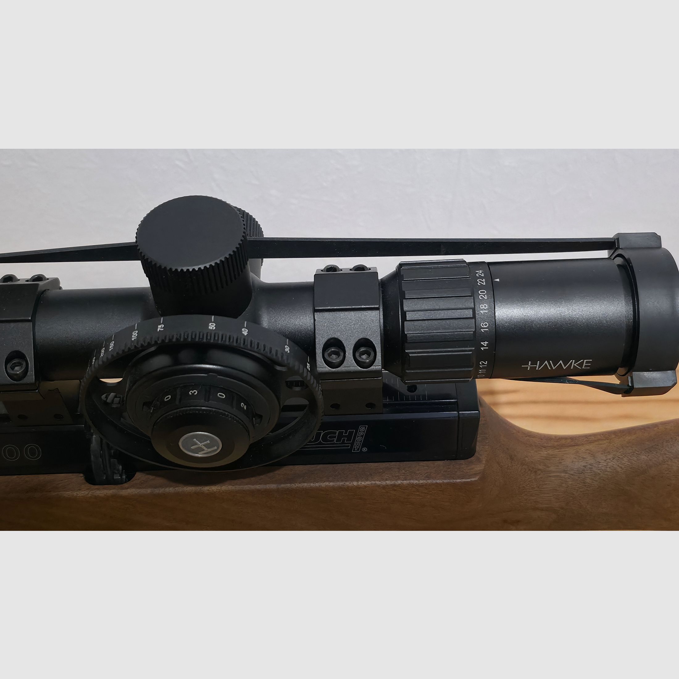 Weihrauch HW 100 T 4,5mm met demper en Hawke richtkijker 6-24x50 Compact