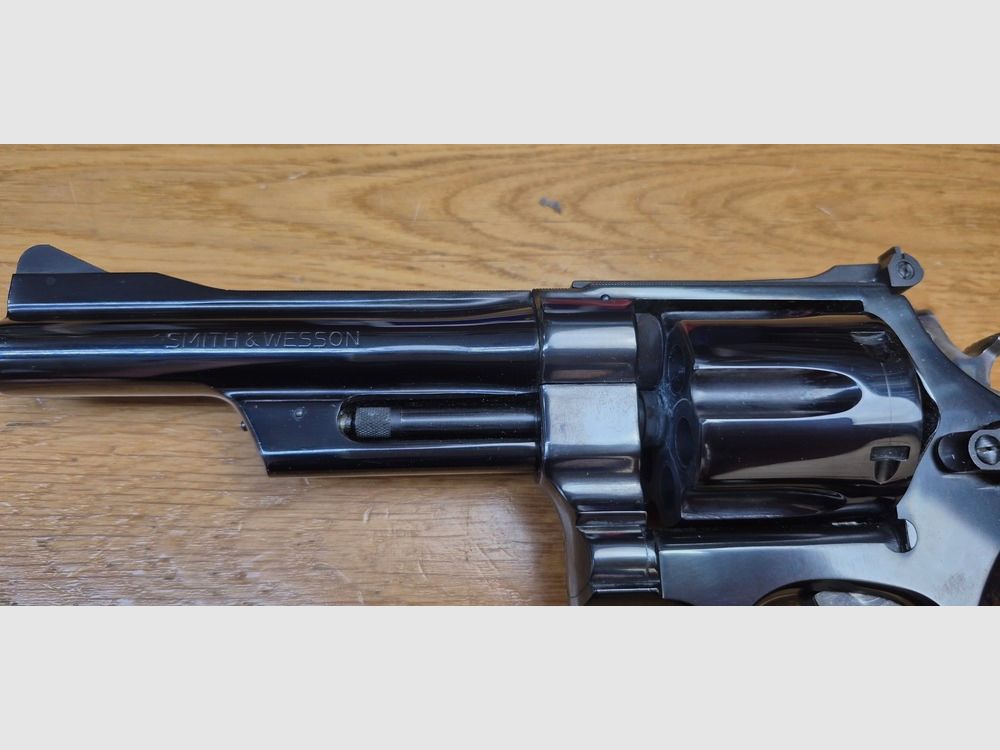 Mityczny rewolwer Smith&Wesson model 27-2 – Kal. .357Mag – Broń z lat 1976/77 – Jakość i mechanika, których dzisiaj już nie ma – Rewolwer FBI i policji – Lufa 5 cali, żłobiona – Wspaniała błyszcząca czarna powłoka – Wyjątkowa broń dla wyjątkowego strzelca – TBE++ Prawie nowy!, zdjęcie 23 z 24