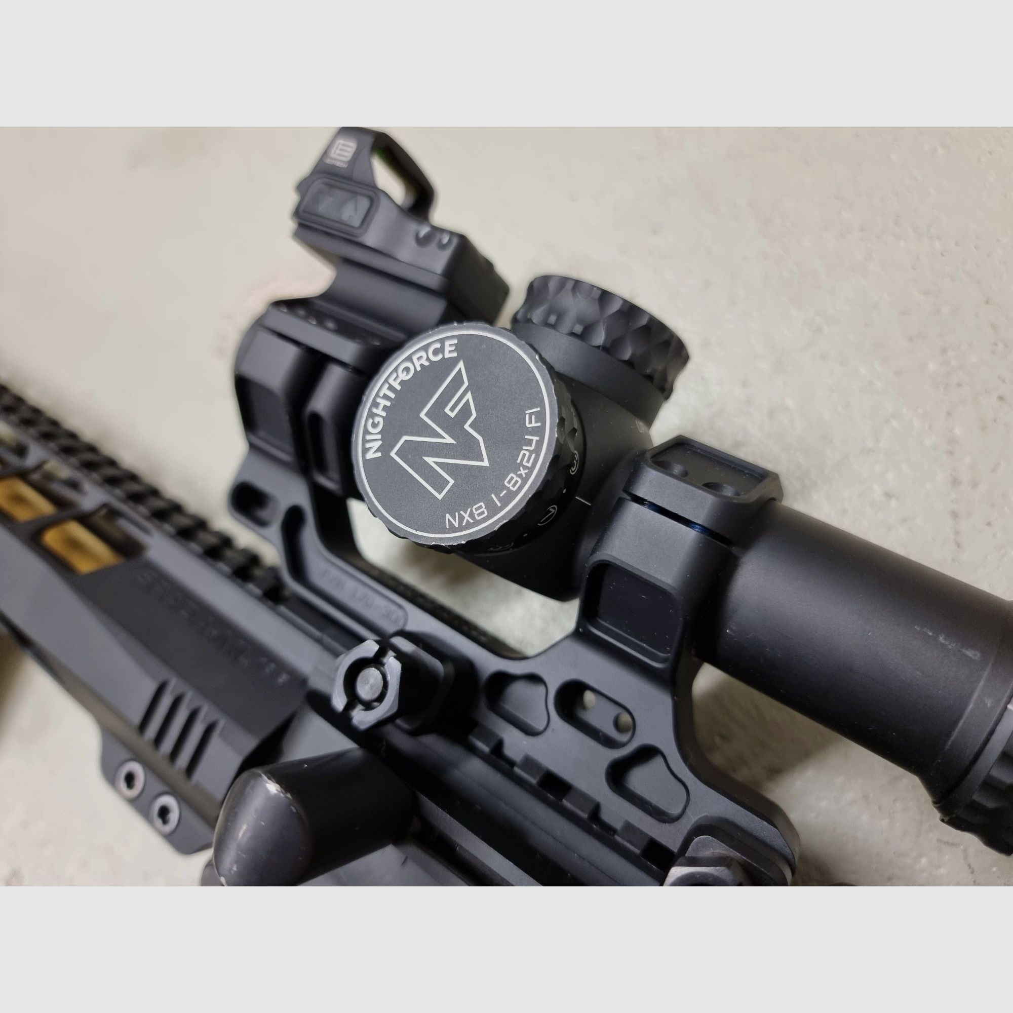 AR15 personalizzato superlativo nello stile di John Wick. Cal. 223 Rem. Solo componenti di alta qualità. Opzionale con Nightforce NX8!