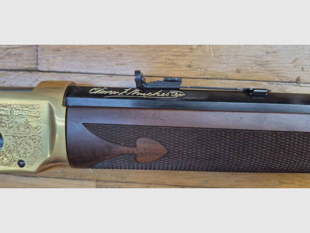 Winchester commémo « Oliver F. Winchester » OFW 1894 – 19.999 ex. – Quadrillages superbes – 38-55Win – Jamais tiré – Boite d&rsquo;origine et boite vide de munitions au modèle – État TBE+++, billede 9 af 41
