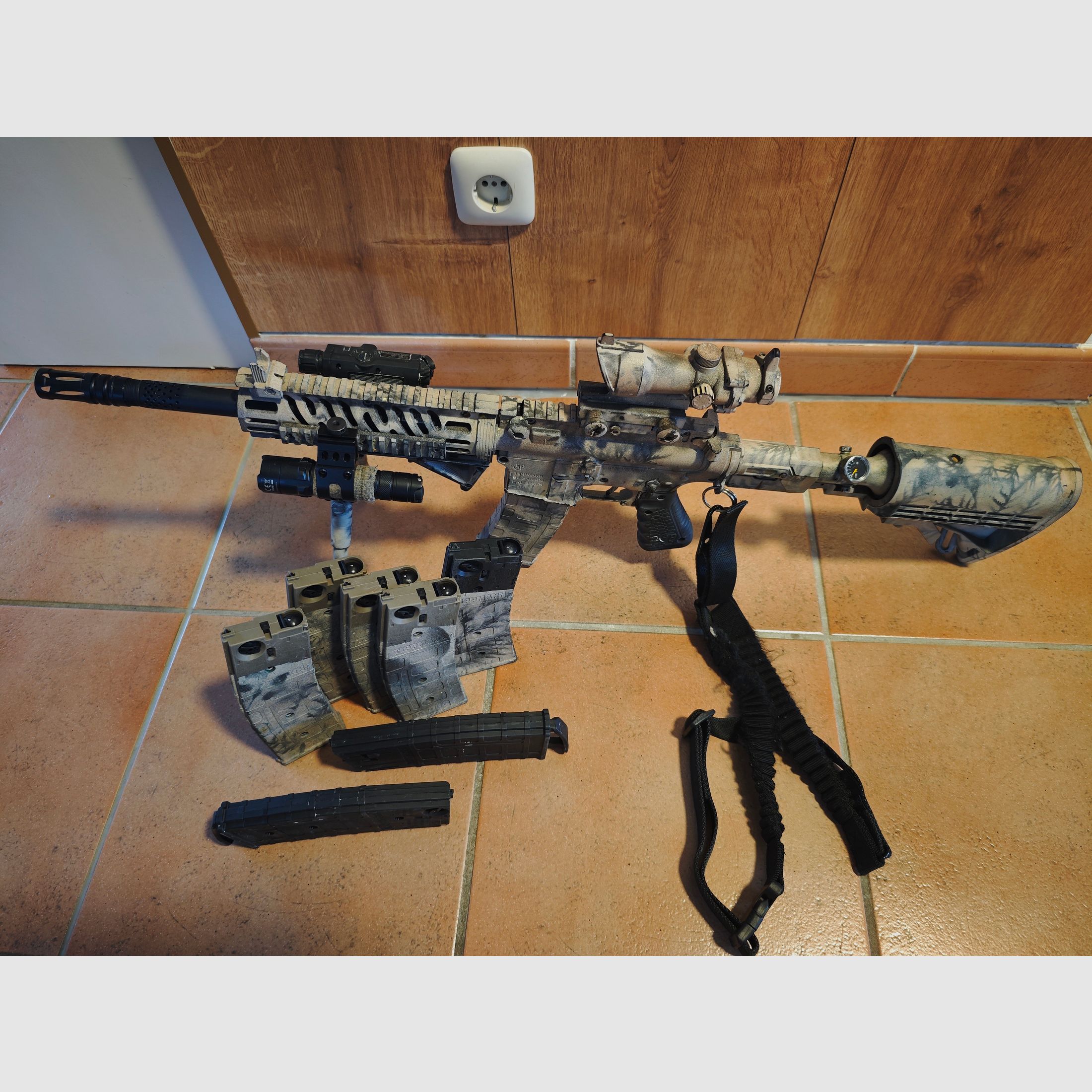 Tippmann TMC Camo z 8 magazynami i akcesoriami
