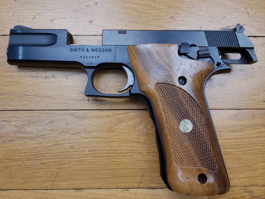Hermoso Smith&Wesson mod 422 – calibre 22LR – en 4,5 pulgadas – todo acero – muy bonitas empuñaduras de madera – ergonomía para quienes prefieren una culata recta y clásica – para el campo de tiro y para el placer – TBE, imagen 17 de 17
