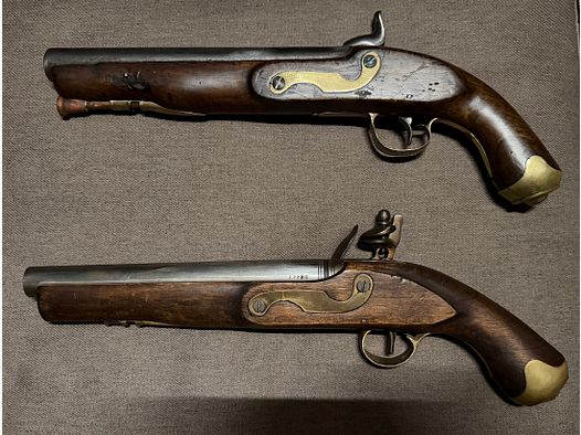 Wer kann helfen? Ich möchte gerne wissen, was für Pistolen das sind. 