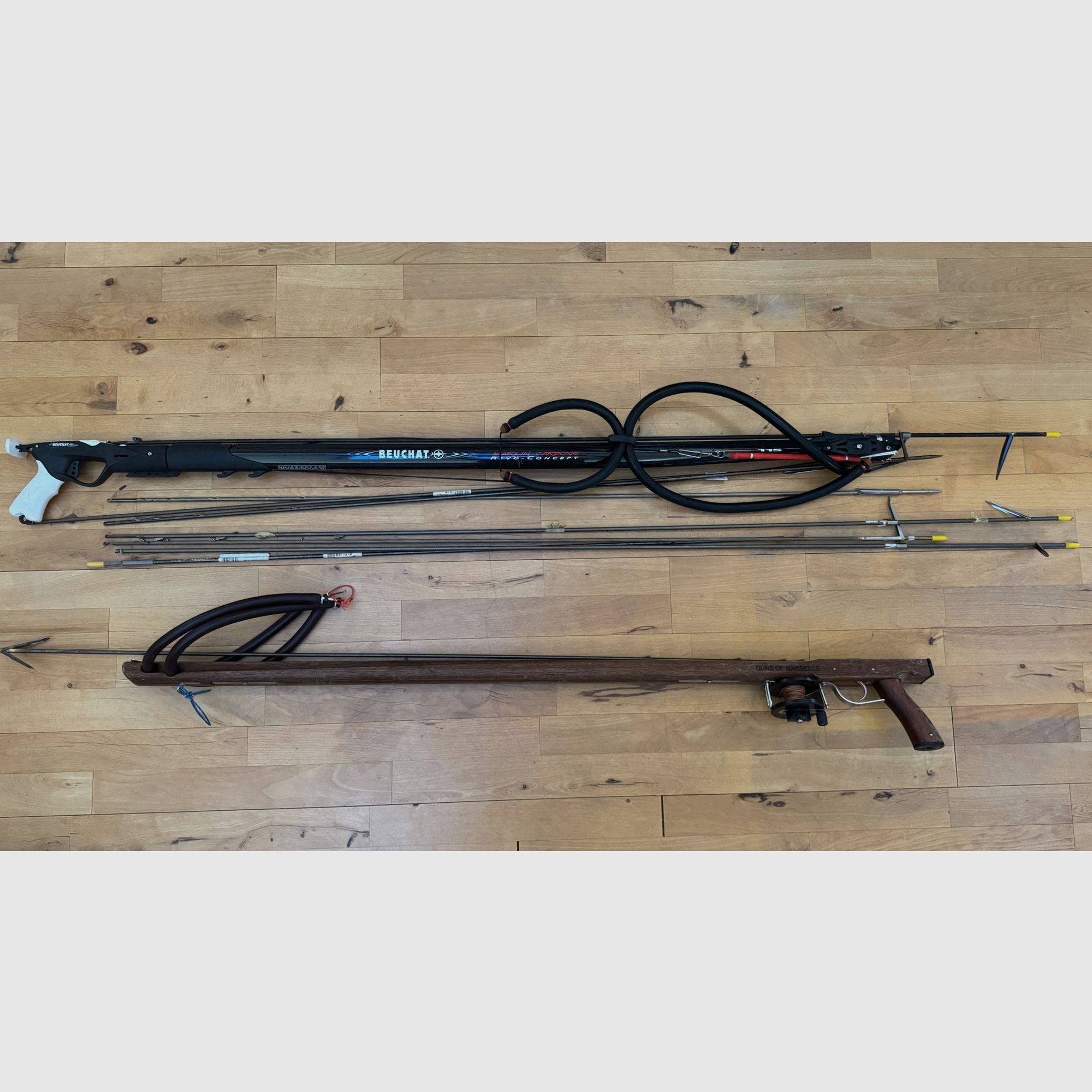 2 hochwertige Tauchharpunen / Unterwassersportgeräte – Beuchat Marlin Carbone 115 & Guns of Marseille Holzharpune – Zubehör – Hamburg