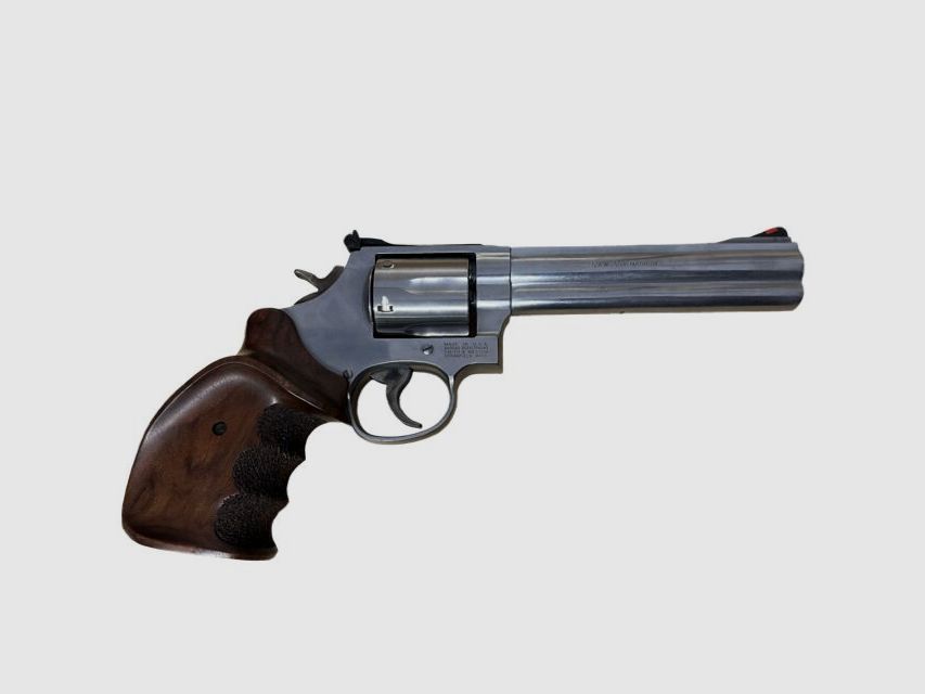 Smith & Wesson 686/5 with NIL left grip