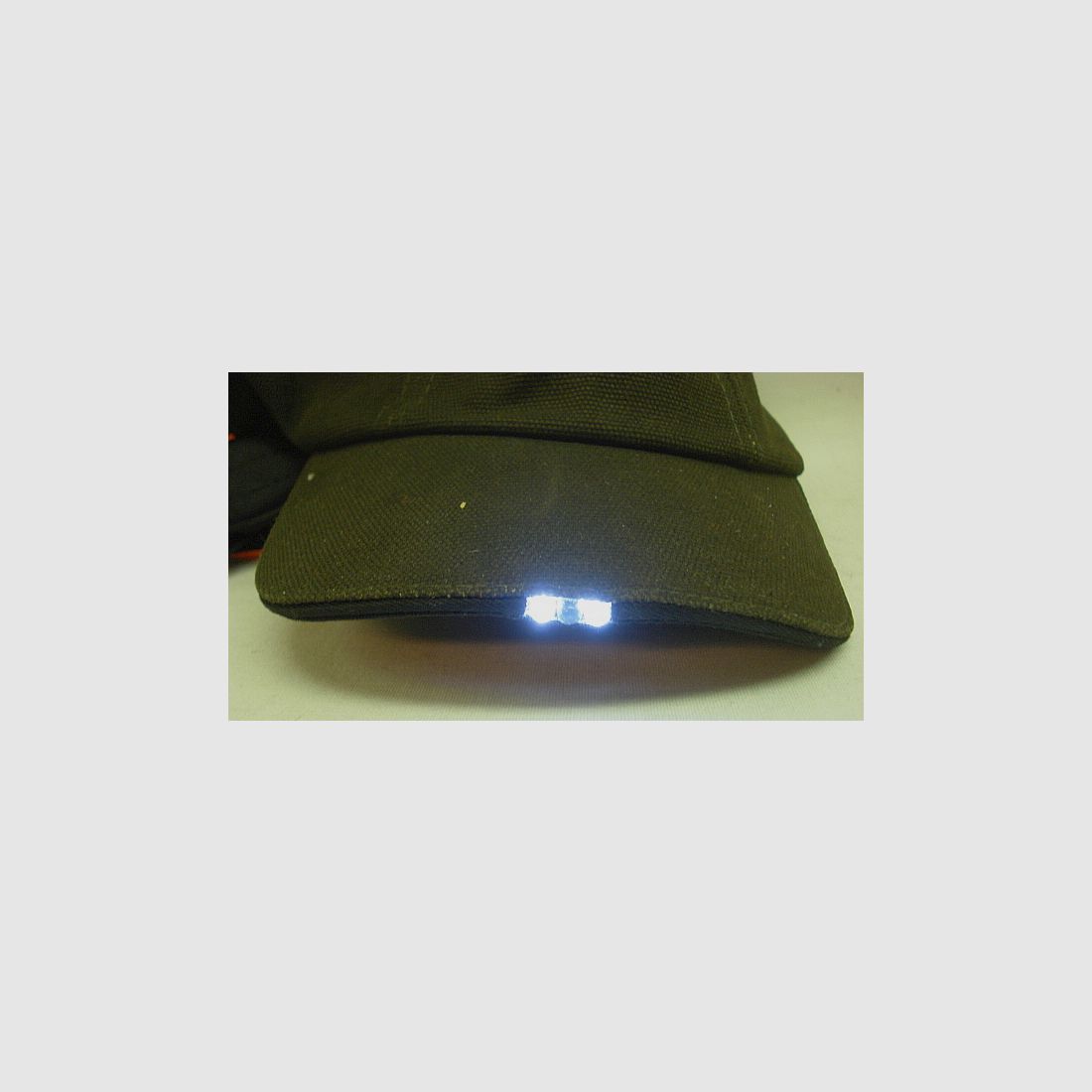 Cappello con luce LED nella visiera - reversibile