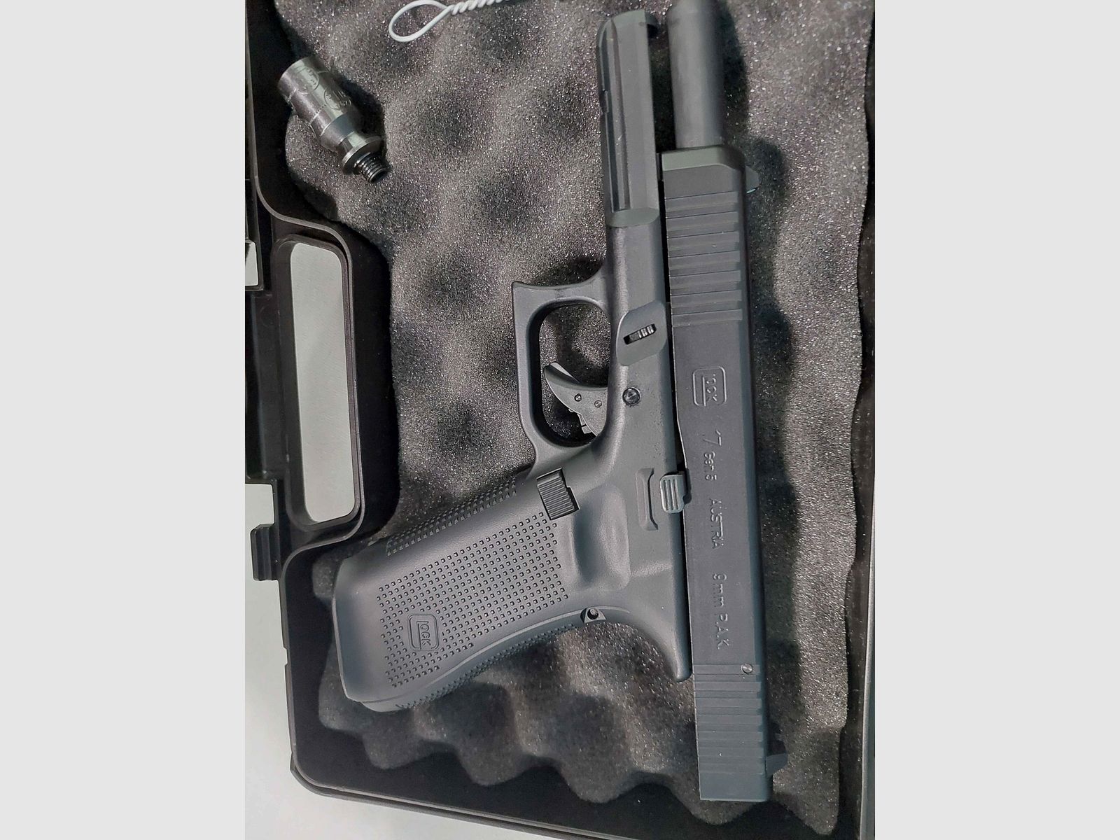 Glock 17 Gen 5 9mm P.A.K. z kaburą i 1 dodatkowym magazynkiem.