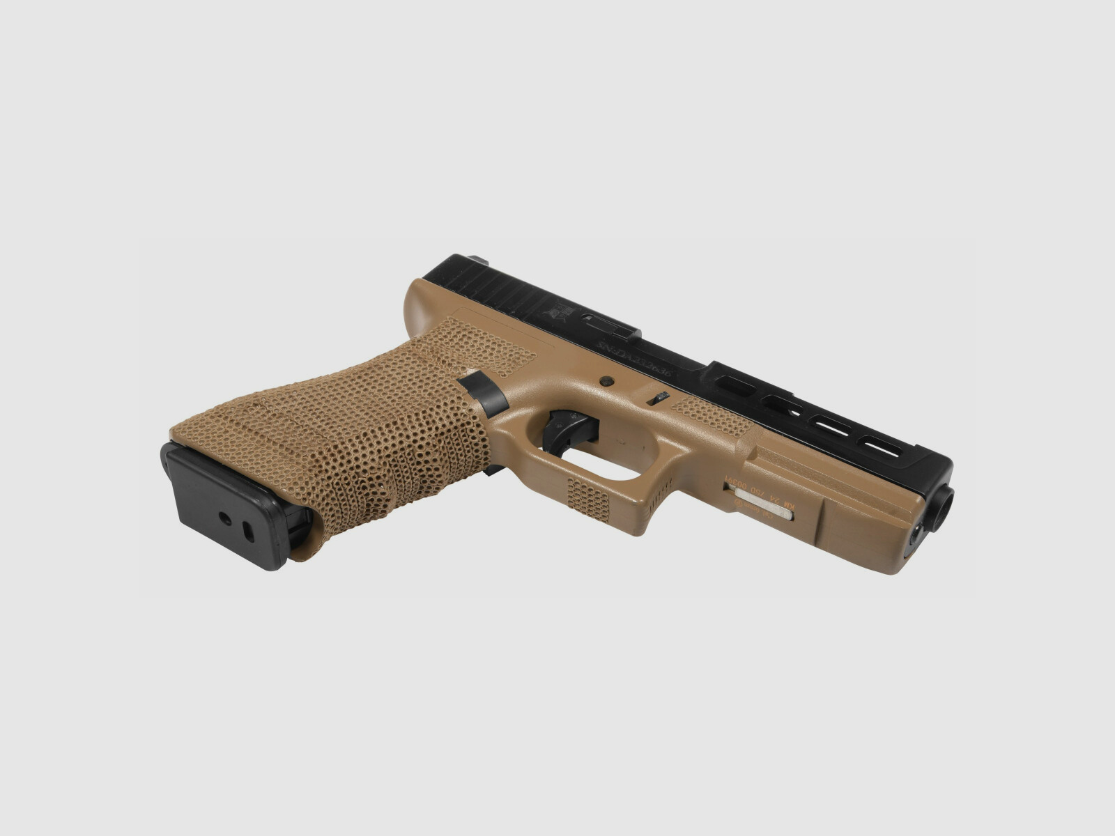 P06 GBB Airsoft Pistole in Tan | Delta Armory