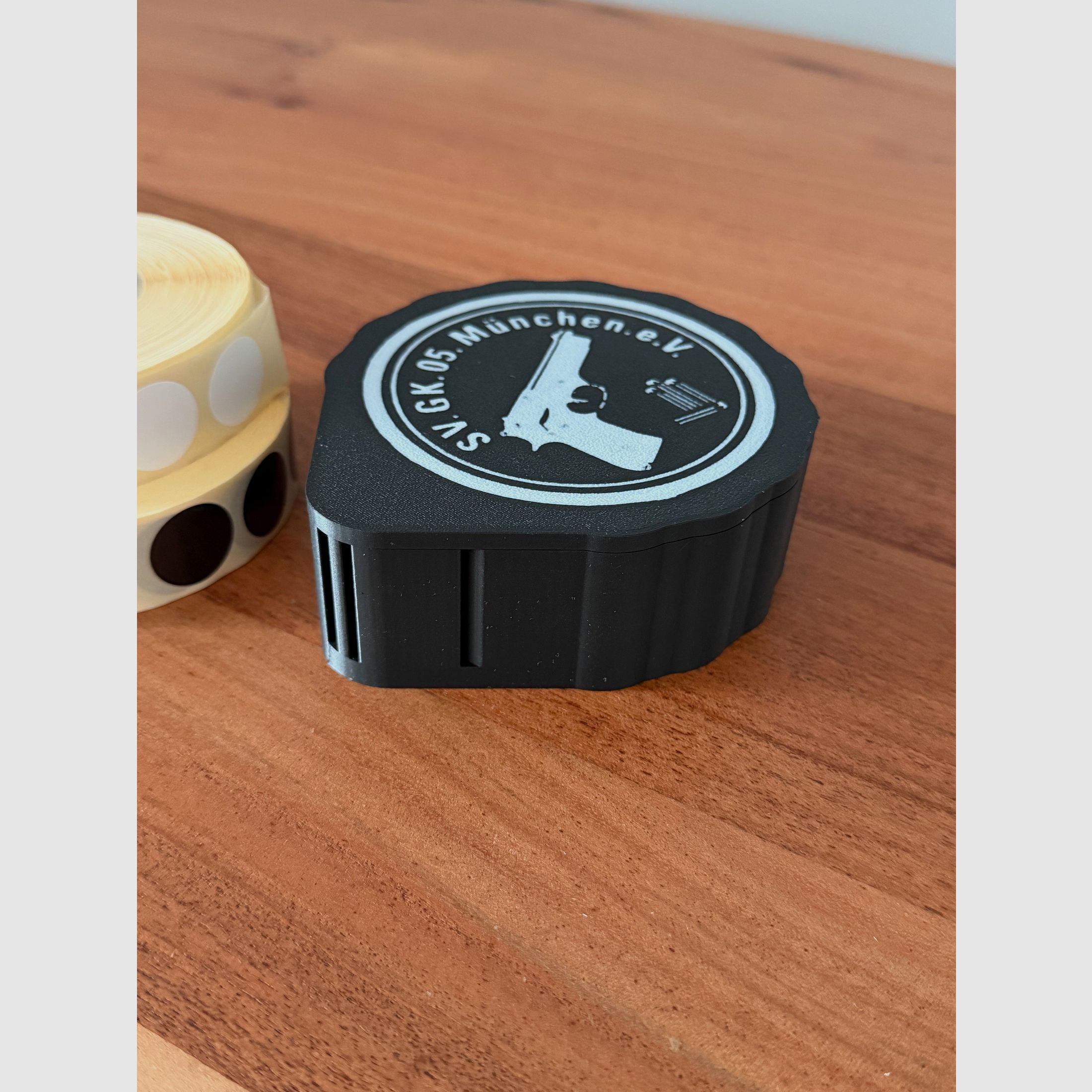 Schusspflasterspender Patch Dispenser für max. 20mm 2000 Stk. Rolle personalisierbar inkl. Magnetverschluss