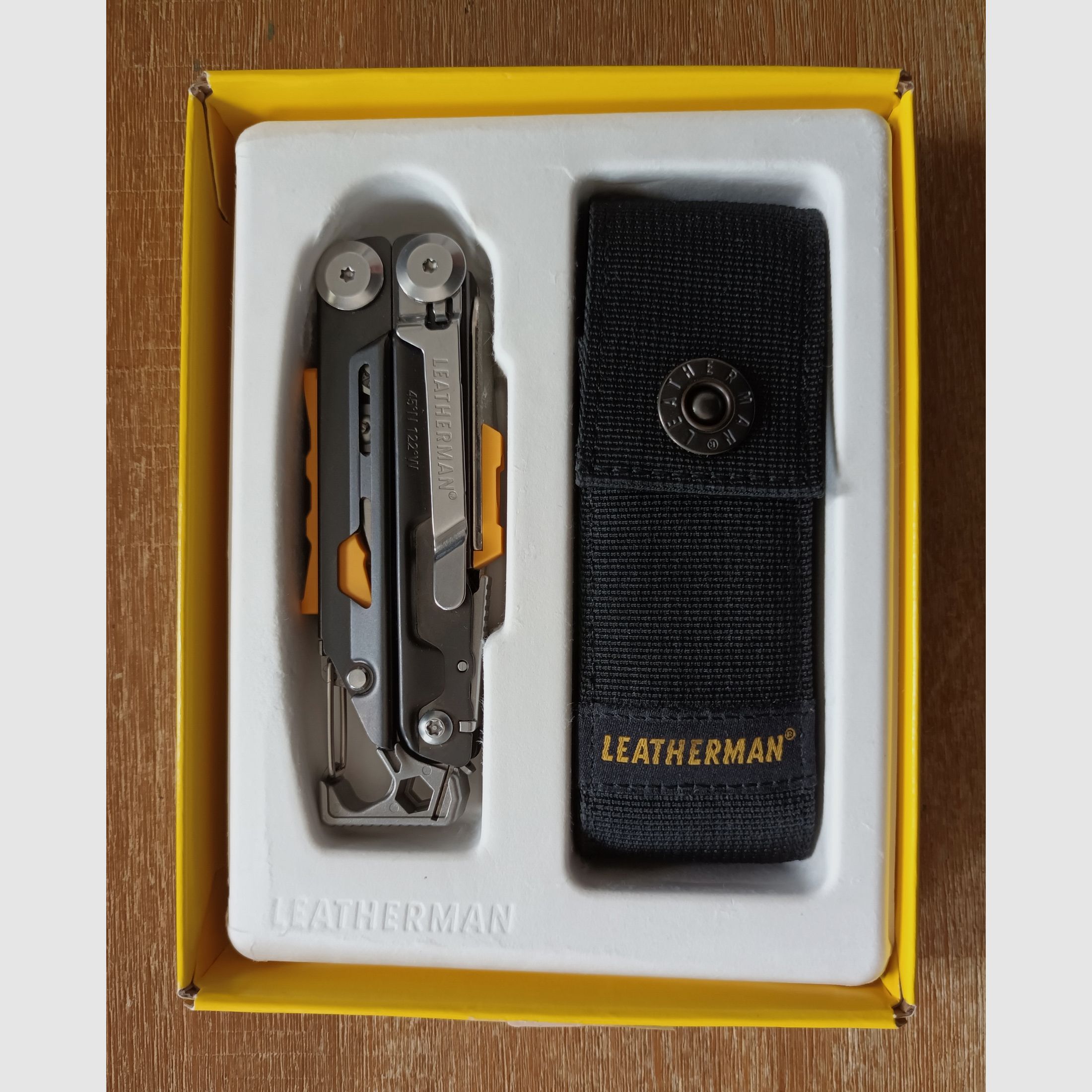 Leatherman Signal Multi-Tool - 19 Werkzeuge + zusätzlicher Bitsatz
