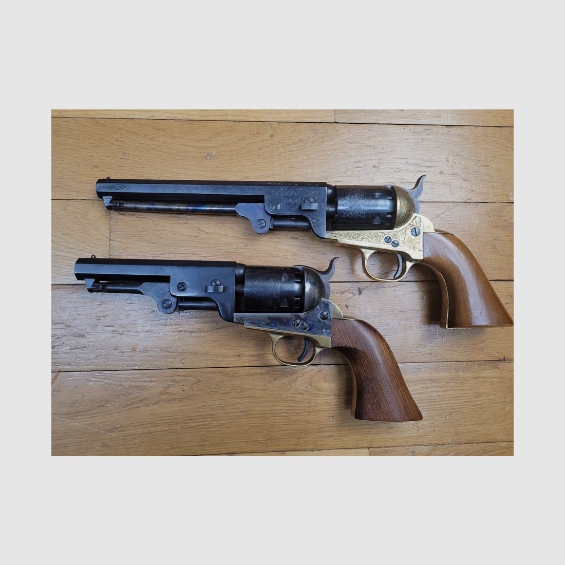 Très Beau Revolver Colt 1851 Pietta Poudre Noir – Modèle Navy – Très belle variante gravée – Canon 7,5 pouces – Calibre 36 – Arme de 1978 – TBE++, image 22 sur 22