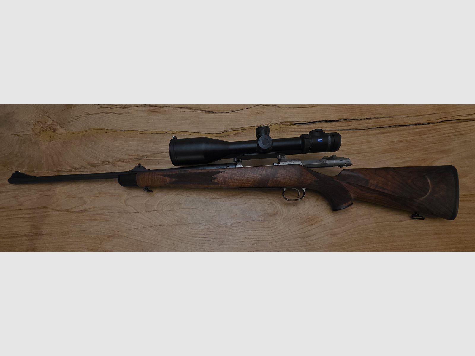 Mauser M03 Expert .223 z drewnianym stockiem i Zeiss Victory V8 4,5-35 x 60 z celownikiem z szybką regulacją (ASV)