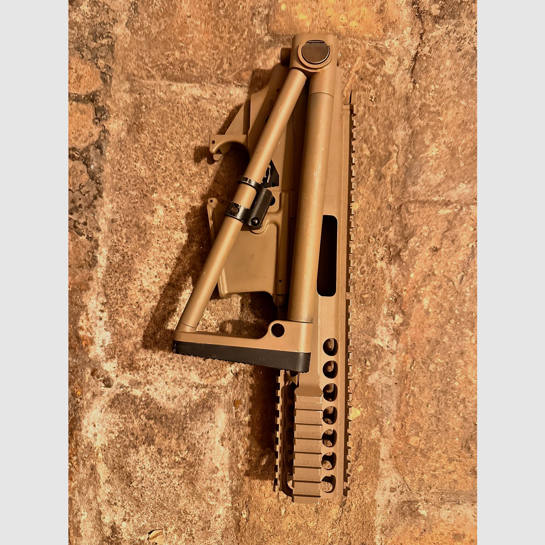 Airsoft obudowa GBB 6mmBB beżowa metalowa z składanym kolbą