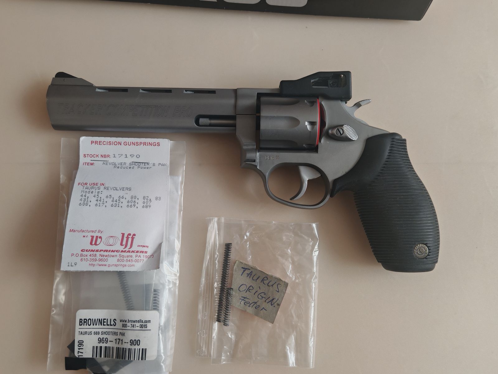Taurus RT 627 STS 6 Zoll Revolver Kaliber .357 Magnum