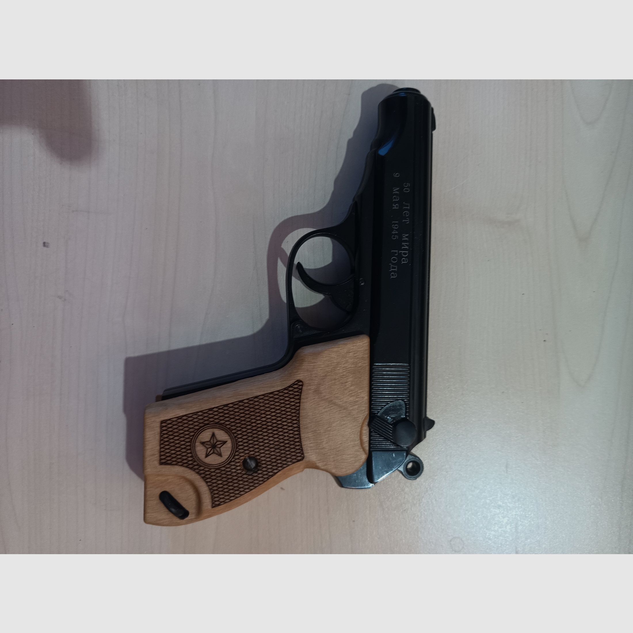 Pobjeda (Makarov) Kal. 9 mm P.A.K., houten handgrepen, vervangend magazijn, van Umarex