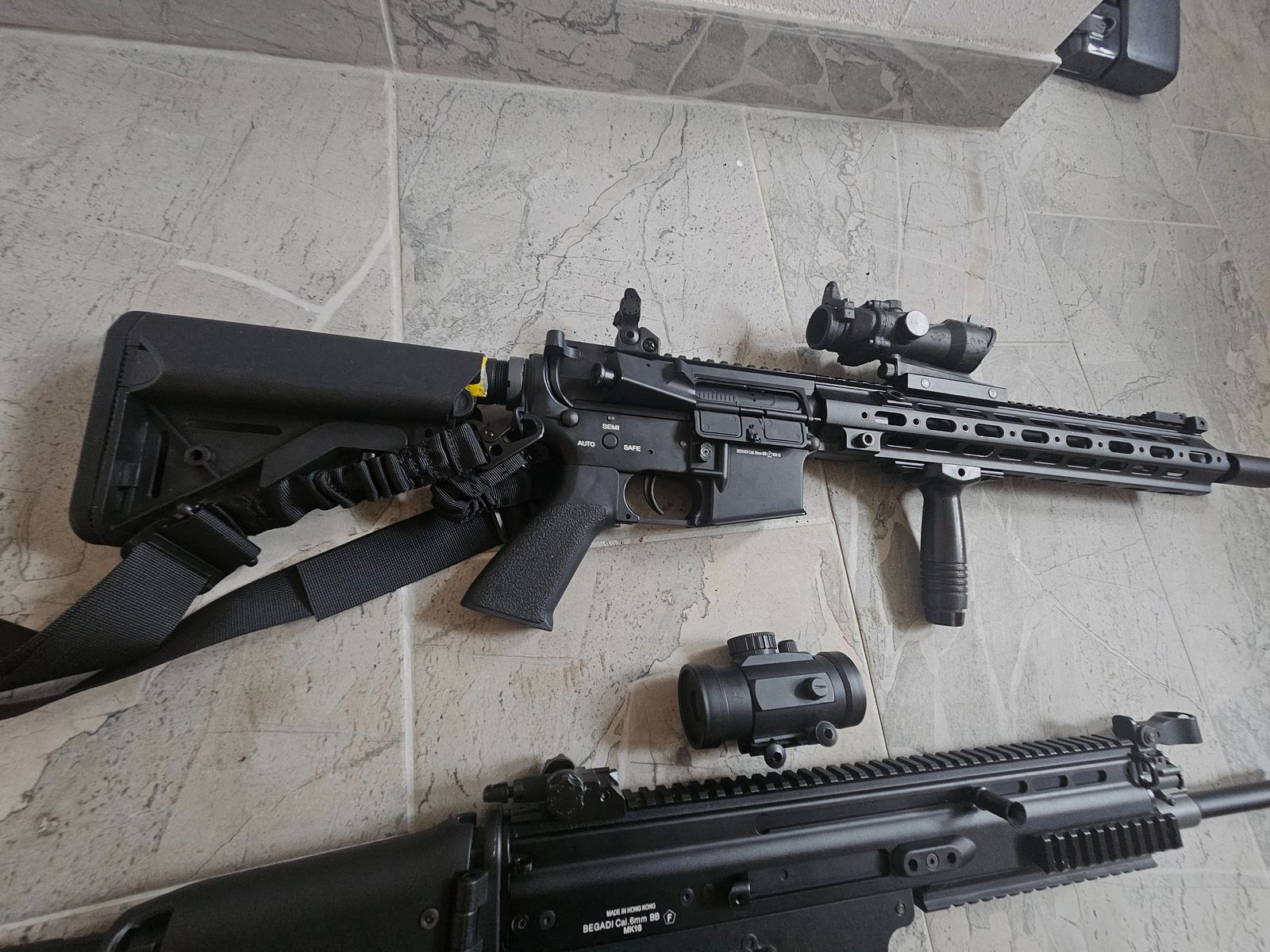 Duże Begadi S-AEG Starter-Set: MK16 (SCAR-L) & M4 M-LOK inkl. 10 magazynków, akumulatorów i kompletnego wyposażenia w kamuflażu Flecktarn, zdjęcie 5 z 15