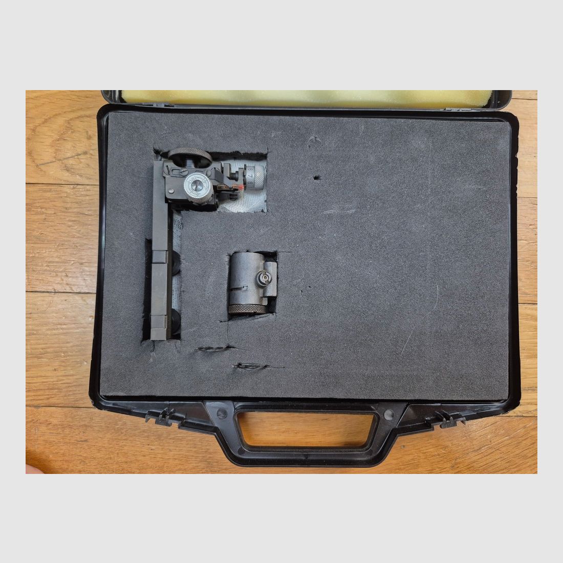 Wspaniały zestaw karabinu precyzyjnego Anschütz model MATCH 54 wersja 1407 – 22LR – Luneta Weaver CT36 Micro Trac 36 x 40 z diopterem i tunelem Anschütz (3 irysy!) – Ciężka lufa – Ochrona komory + Ochrona zamka + Walizka! Top zestaw! TBE+++, zdjęcie 47 z 53