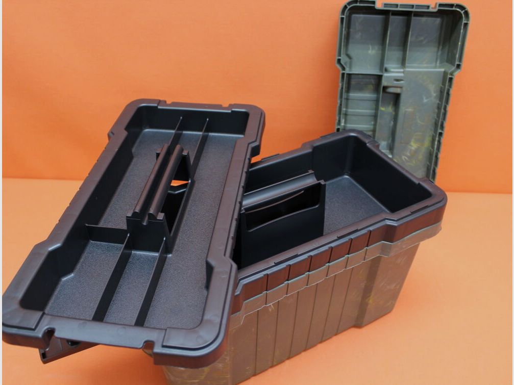 Plano Plano Shooters Case: Range-Box z uchwytem na broń z polimeru w kamuflażu zielonym