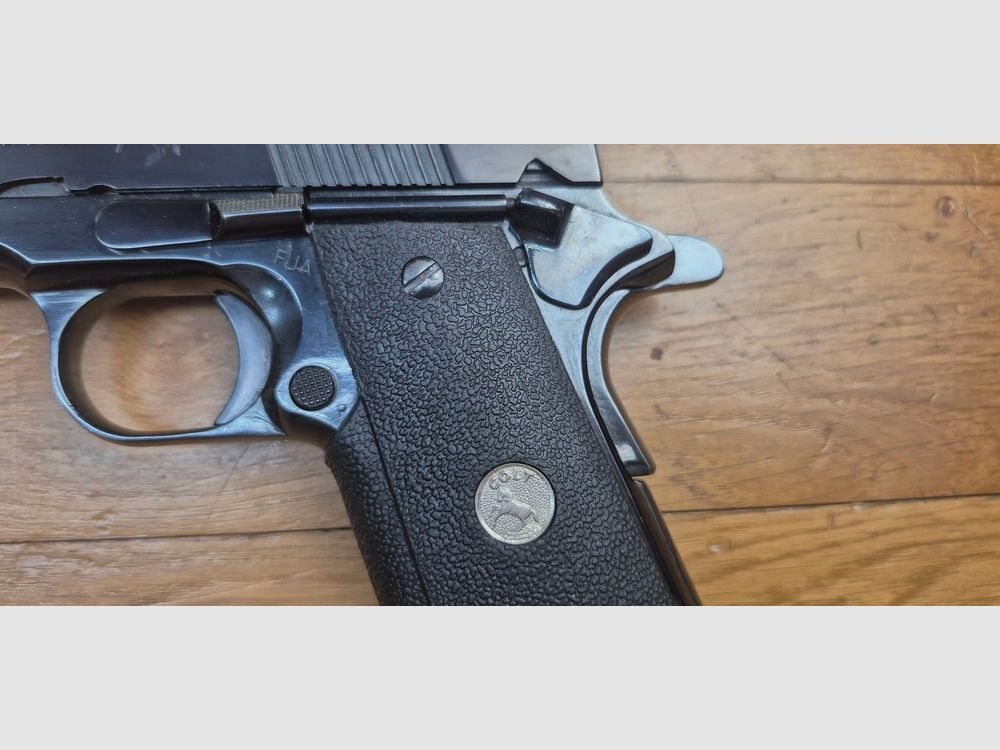 Wunderschöner und echter Colt 1911 in 22LR – Trainingswaffe – „United States Property“ – Einzigartiges Set – Basierend auf einer Colt-Umrüstung und einer wunderschönen Waffe von 1943 – Makellose Mechanik – Neuer Lauf – Prächtige Brünierung im schönsten Colt-Blau – Beste Grundlage für das Training mit der 1911 – TBE++, Bild 4 von 25