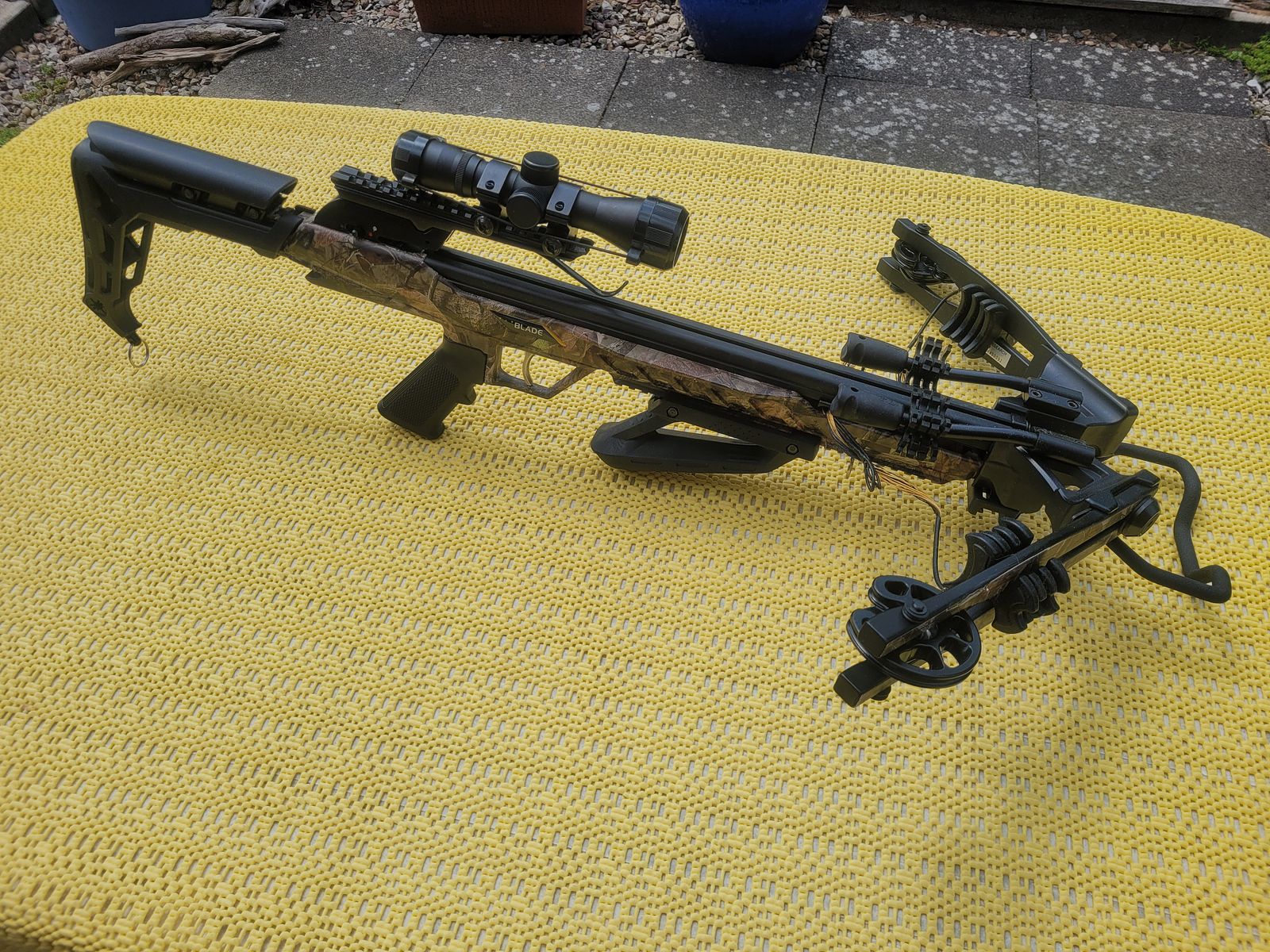 Compoundarmbrust Set Blade + 175 lbs / 340 fps mit 11 Bolzen und Tasche 