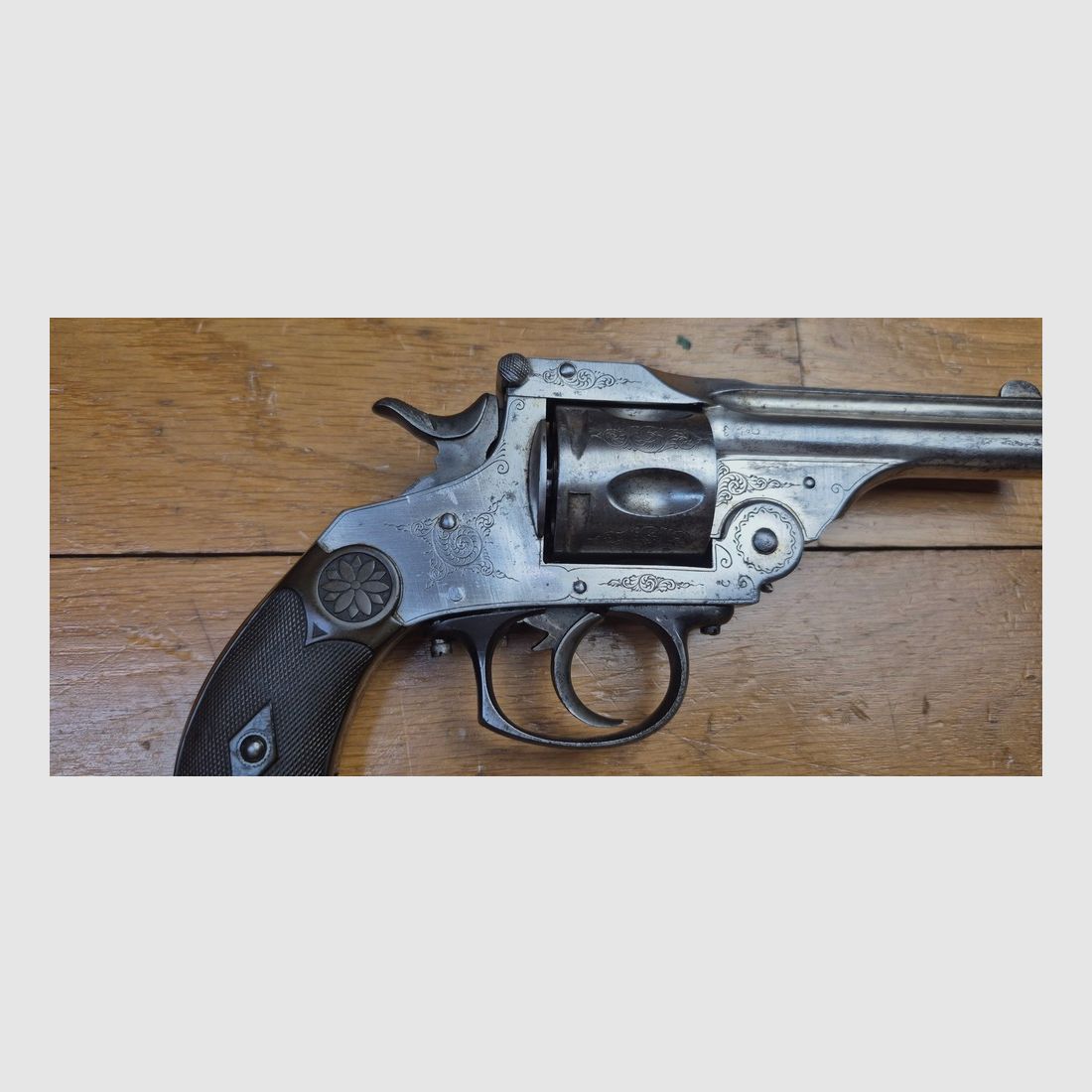Très beau revolver genre Smith&Wesson Top Break – Belle imitation par un bon fabricant belge du Smith & Wesson .38 Double Action 2° ou 3° Modèle – Cinq coups – Cal. 380 Poudre Noire – Arme distribuée au catalogue de Manufrance de 1890 – Oxydations de surfaces sur de belles gravures – Belles plaquettes et belle présentation – Excellent mécanisme simple et double action – Très bonne mécanique – Canon très bon – BE+/TBE, image 20 sur 24